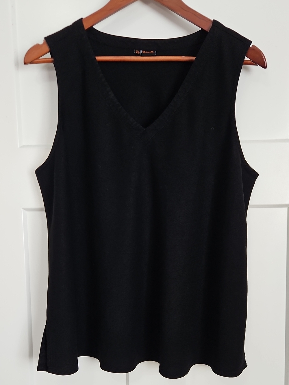 Tianello sleeveless top in women's size XL